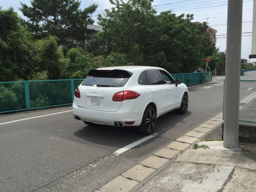 売却後に引き取られていくカイエン