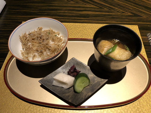 エクシブ湯河原の夕食。和食のごはんとみそ汁