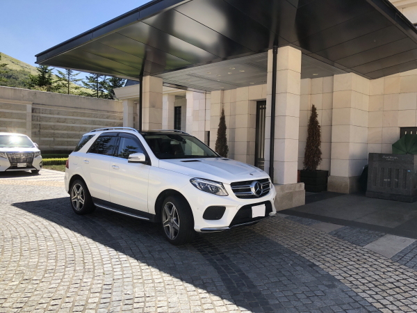 エクシブの車寄せとGLE