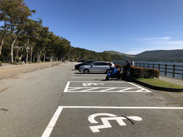 山中湖畔の駐車場