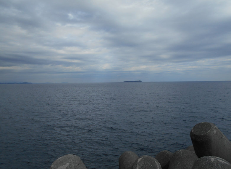 伊東から初島を望む