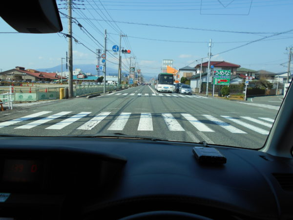 ルーミーの運転席から見た道路