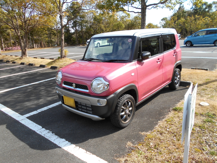 河津バガテル公園の駐車場に到着。よく頑張った相棒ハスラーをパチリ！