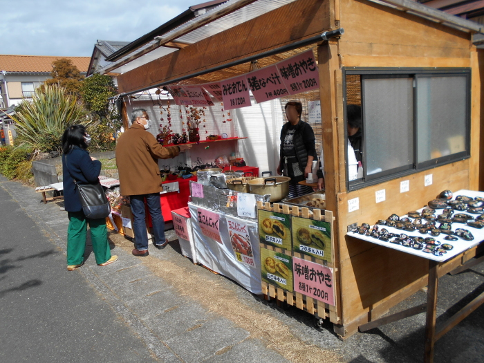 河津桜並木に軒を並べる屋台