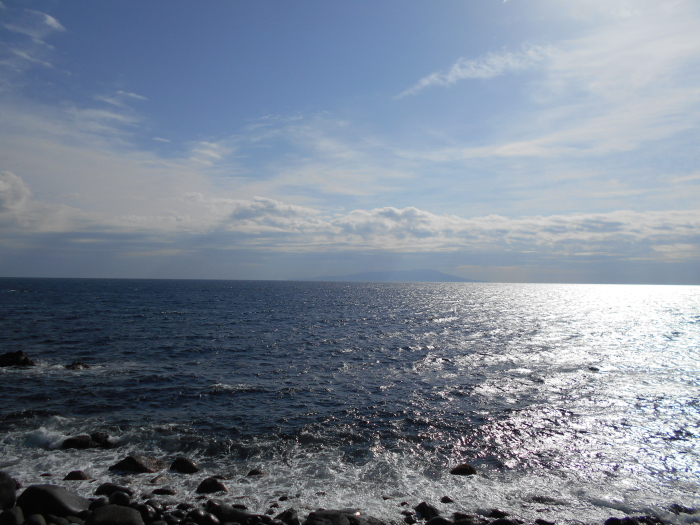 伊豆大島の姿がうっすらと・・・