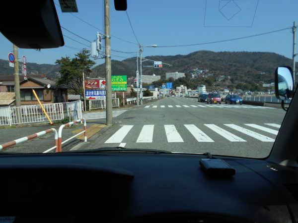 ルーミーの運転席から一般道をのぞむ