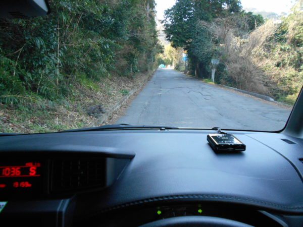 ルーミーの運転席からのぞむ悪路