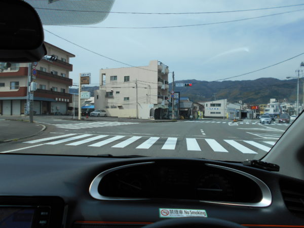 シエンタの運転席から見た一般道