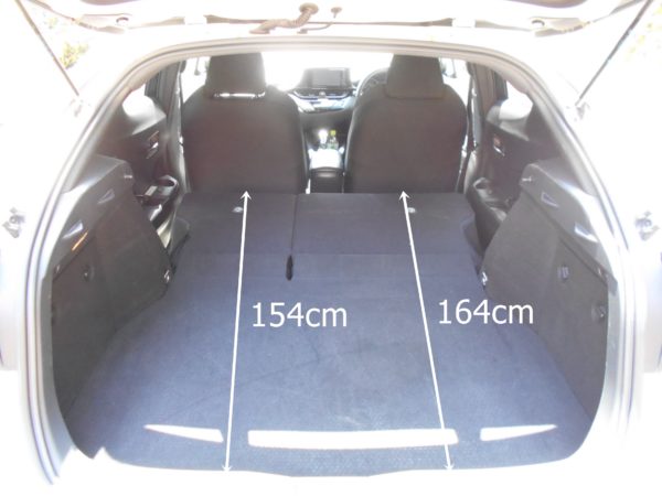 C Hrの内装や荷室の広さ 収納の使い勝手は 実車を使って内装と荷室の寸法を計測してみました 夢あるカーライフ 夢カー C Hrの内装や荷室の広さ 収納の使い勝手は 実車を使って内装と荷室の寸法を計測してみました 夢あるカーライフ 夢カー