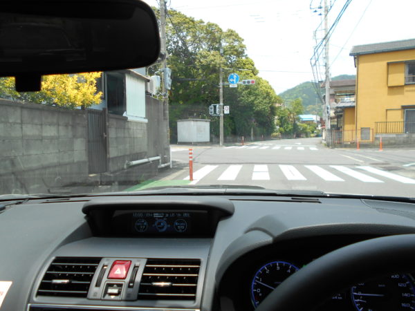 レヴォーグで狭い路地を走行